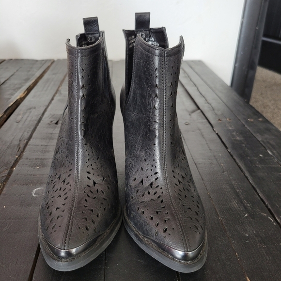 Not Rated Women's 7.5 For My Gals Black Perforated Booties Pointed Toe Notch - Picture 5 of 12